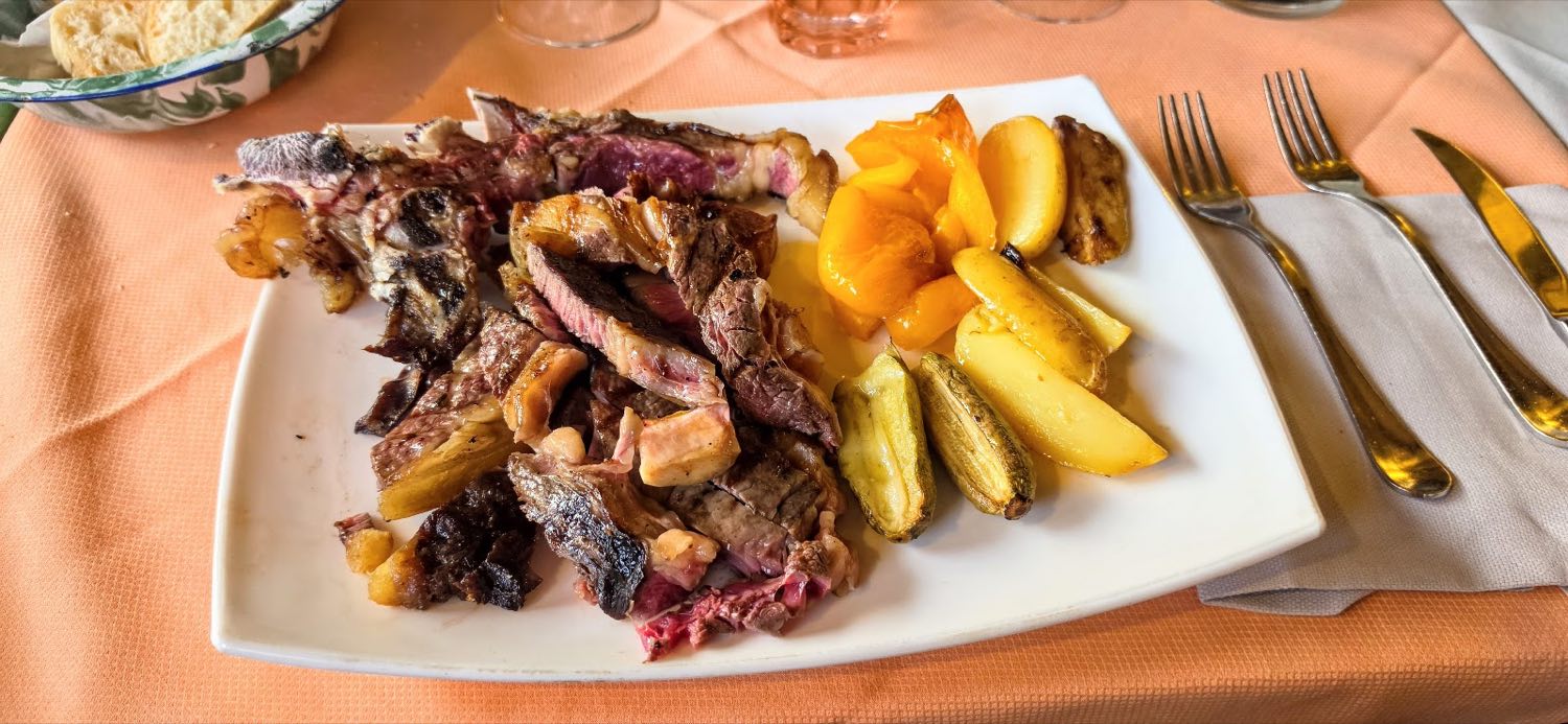 Tagliata di manzo alla griglia con patate e verdure di stagione